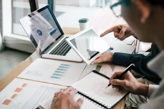 MVO verslaglegging weergegeven op een bureau met veel documenten met grafieken erop