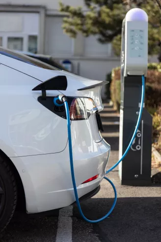 Elektrische auto die aan de lader staat