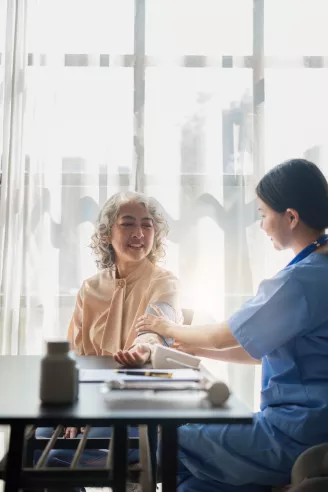 Mevrouw bij Check up bij de dokter