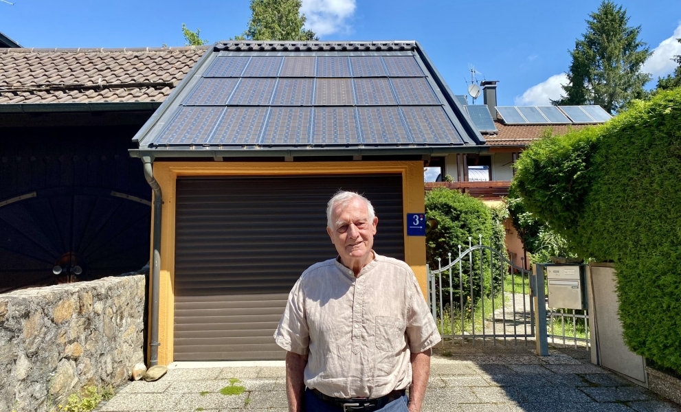 Jochen Leiffer in front of his solar system with Sharp cells